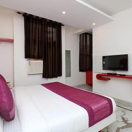 Hotel Leo Continental Ню Делхи Екстериор снимка