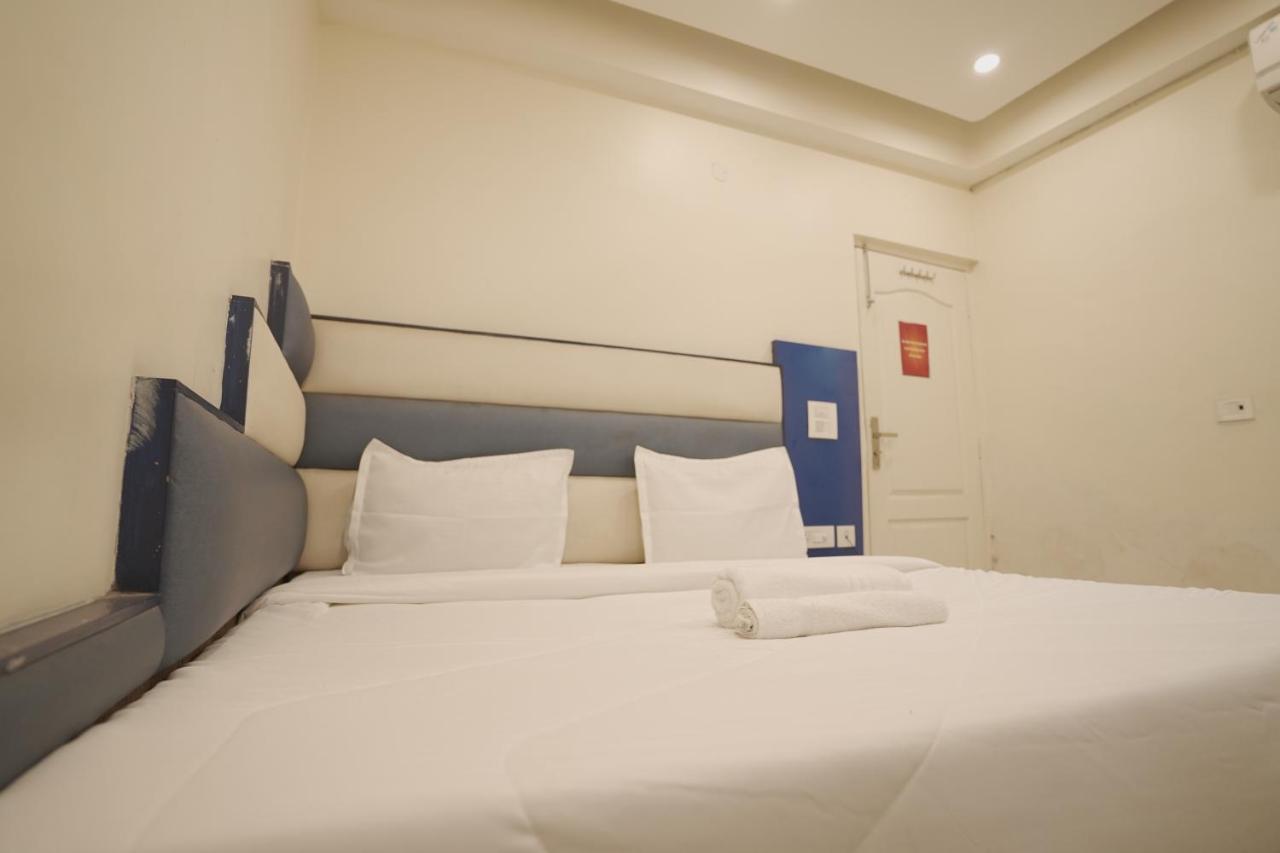 Hotel Leo Continental Ню Делхи Екстериор снимка
