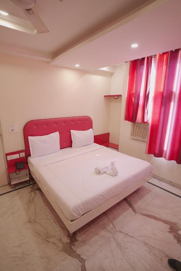 Hotel Leo Continental Ню Делхи Екстериор снимка