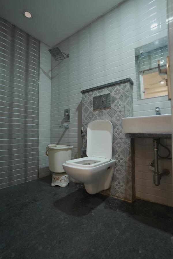 Hotel Leo Continental Ню Делхи Екстериор снимка