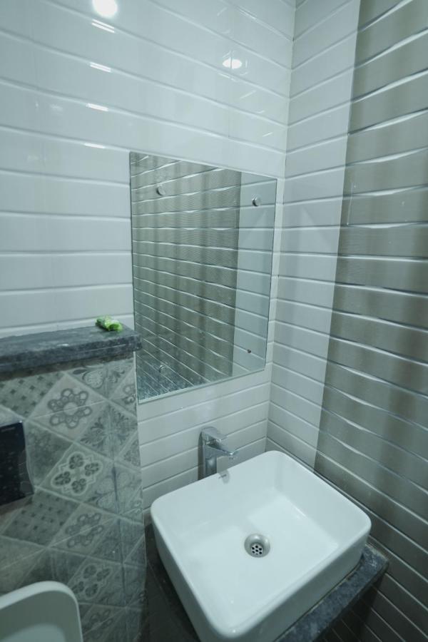 Hotel Leo Continental Ню Делхи Екстериор снимка