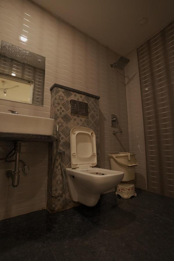 Hotel Leo Continental Ню Делхи Екстериор снимка