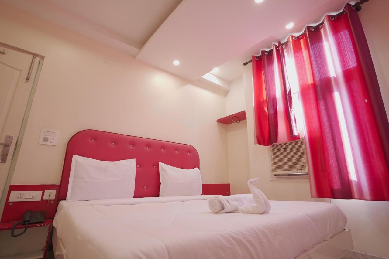 Hotel Leo Continental Ню Делхи Екстериор снимка