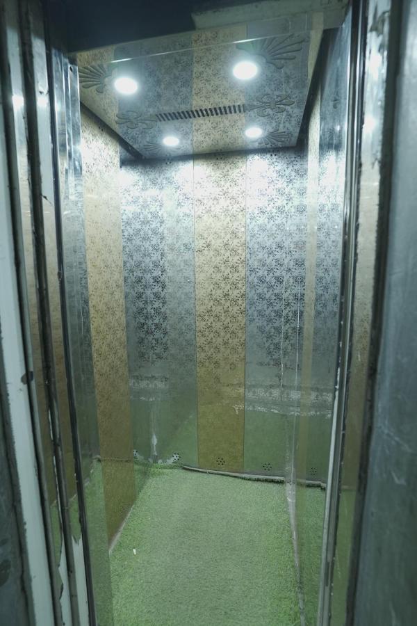 Hotel Leo Continental Ню Делхи Екстериор снимка