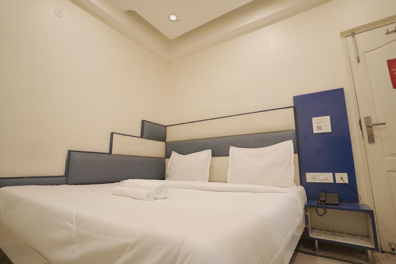 Hotel Leo Continental Ню Делхи Екстериор снимка
