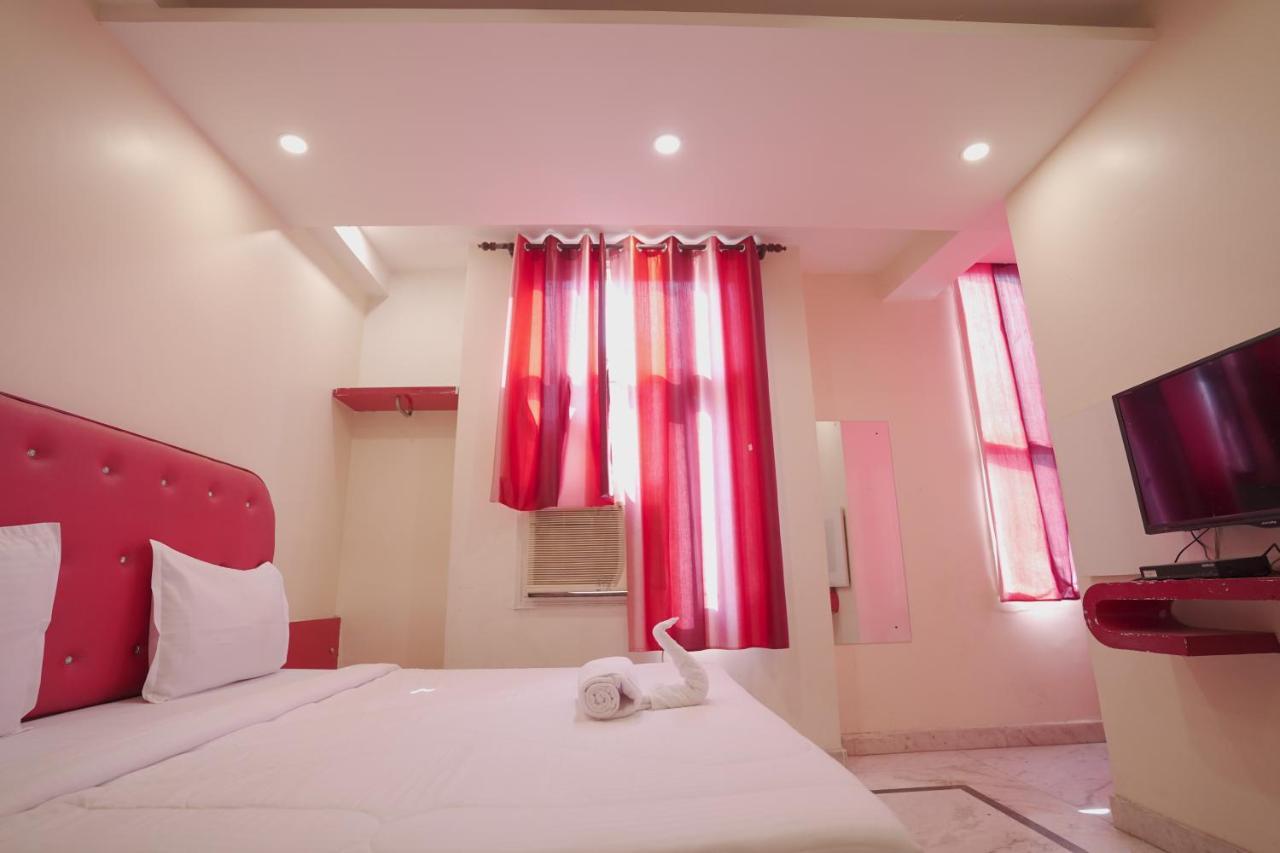 Hotel Leo Continental Ню Делхи Екстериор снимка