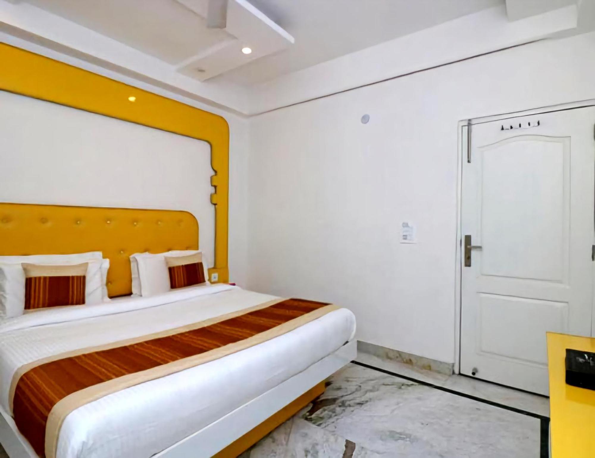 Hotel Leo Continental Ню Делхи Екстериор снимка
