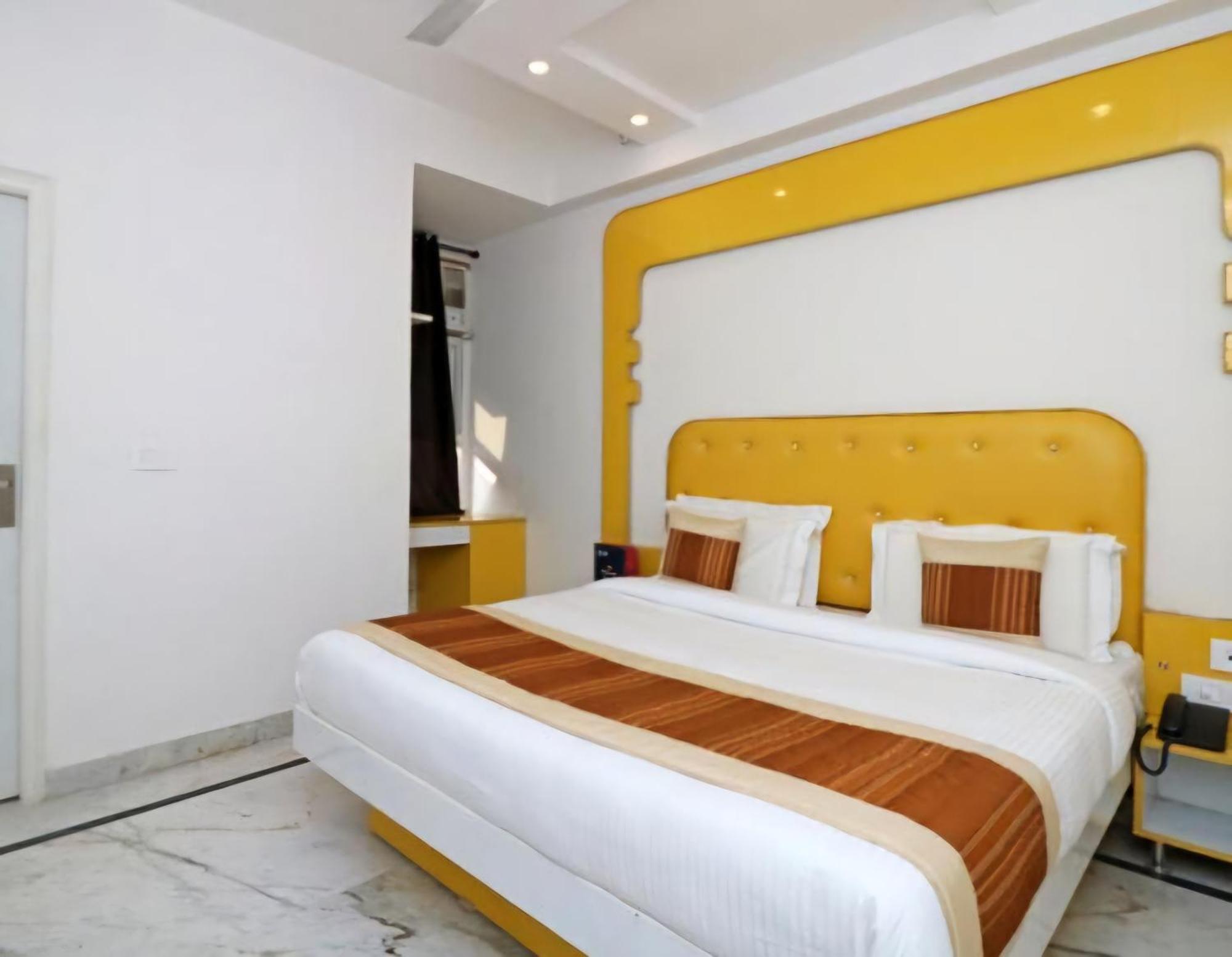 Hotel Leo Continental Ню Делхи Екстериор снимка