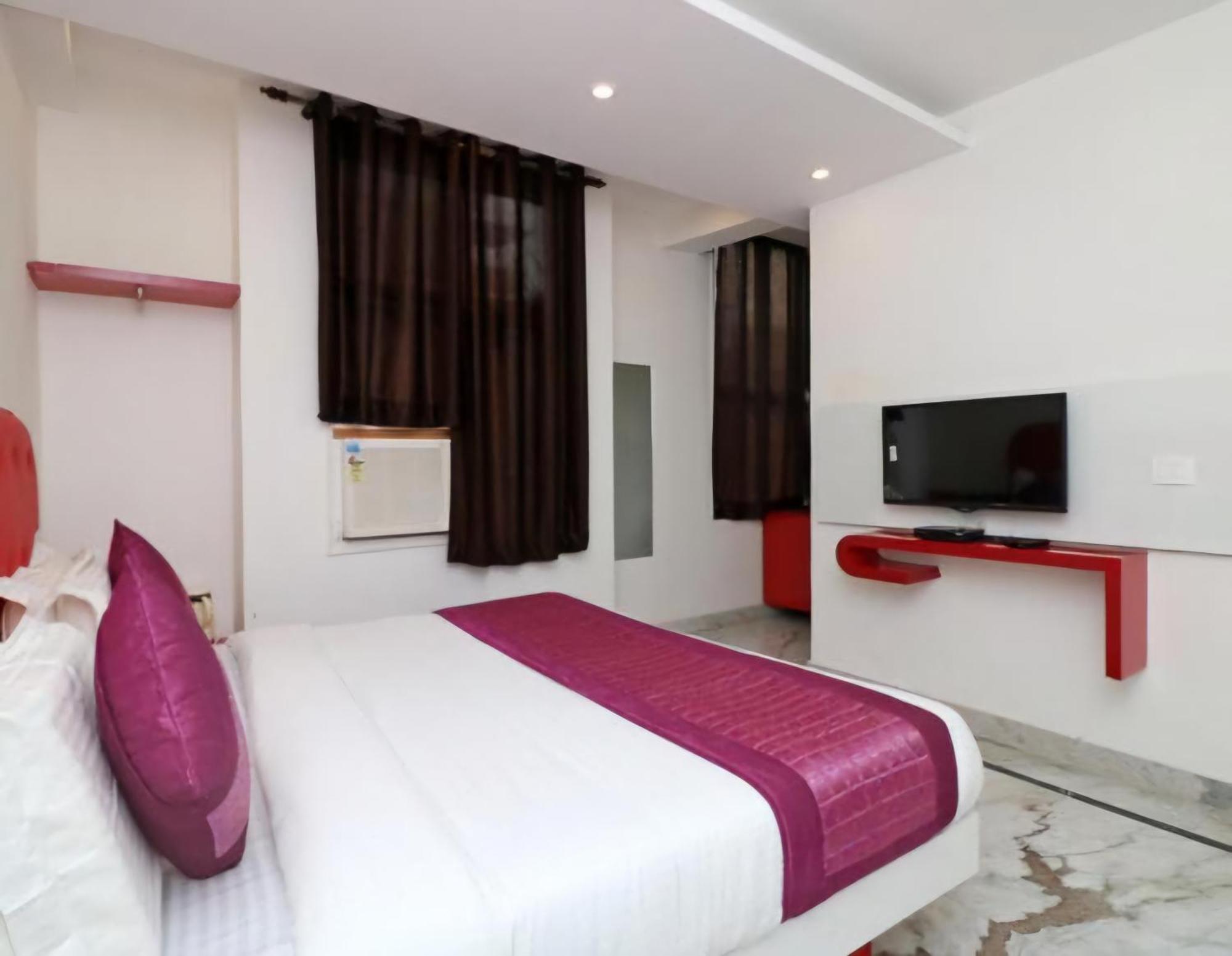Hotel Leo Continental Ню Делхи Екстериор снимка