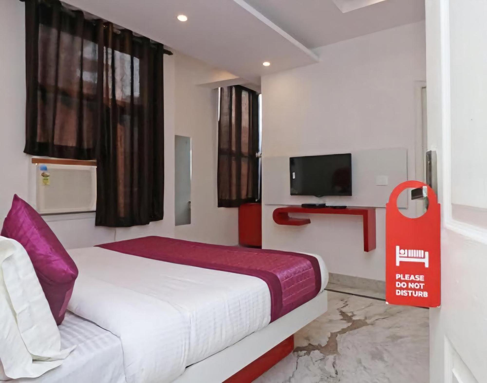 Hotel Leo Continental Ню Делхи Екстериор снимка