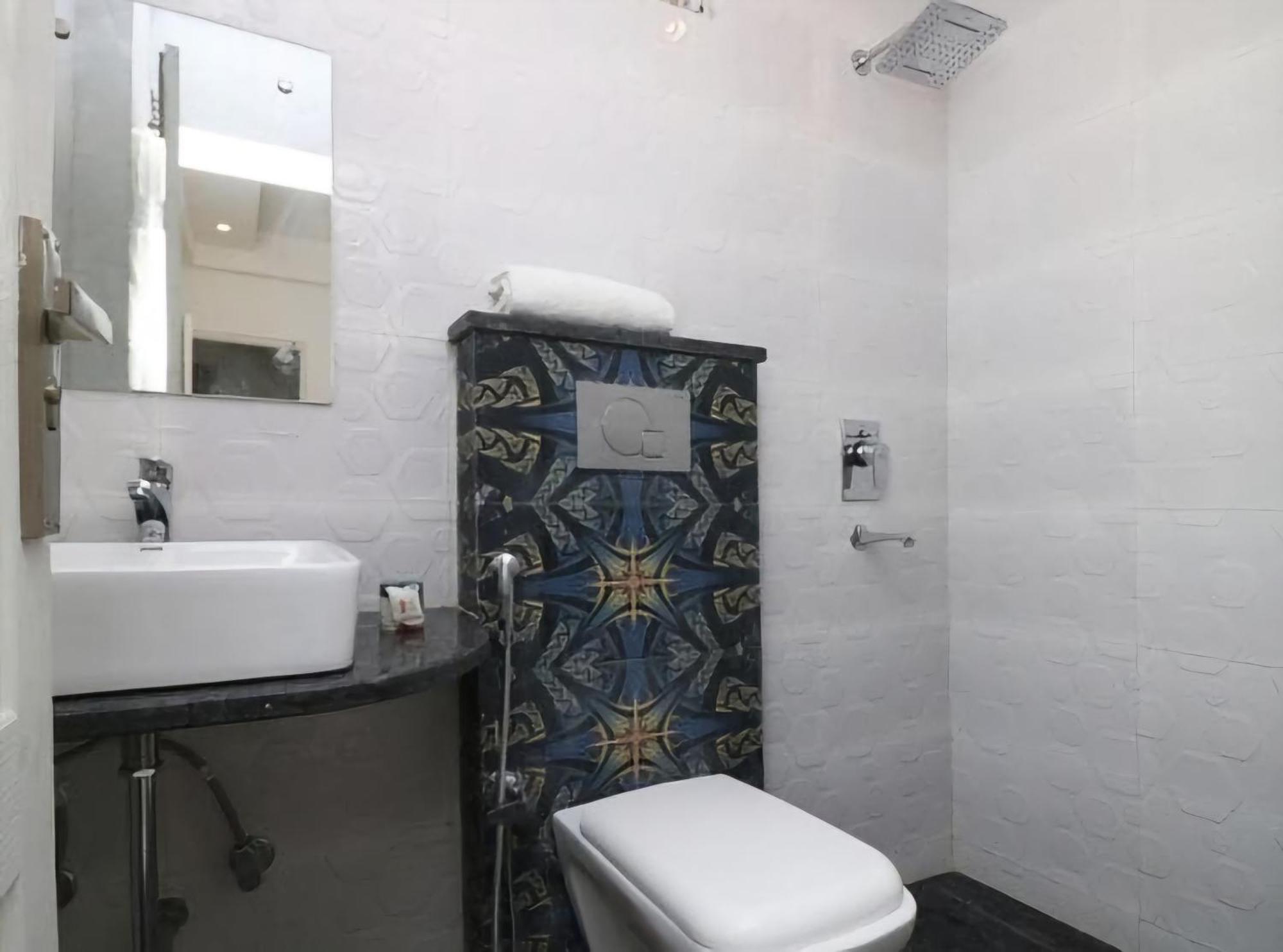 Hotel Leo Continental Ню Делхи Екстериор снимка