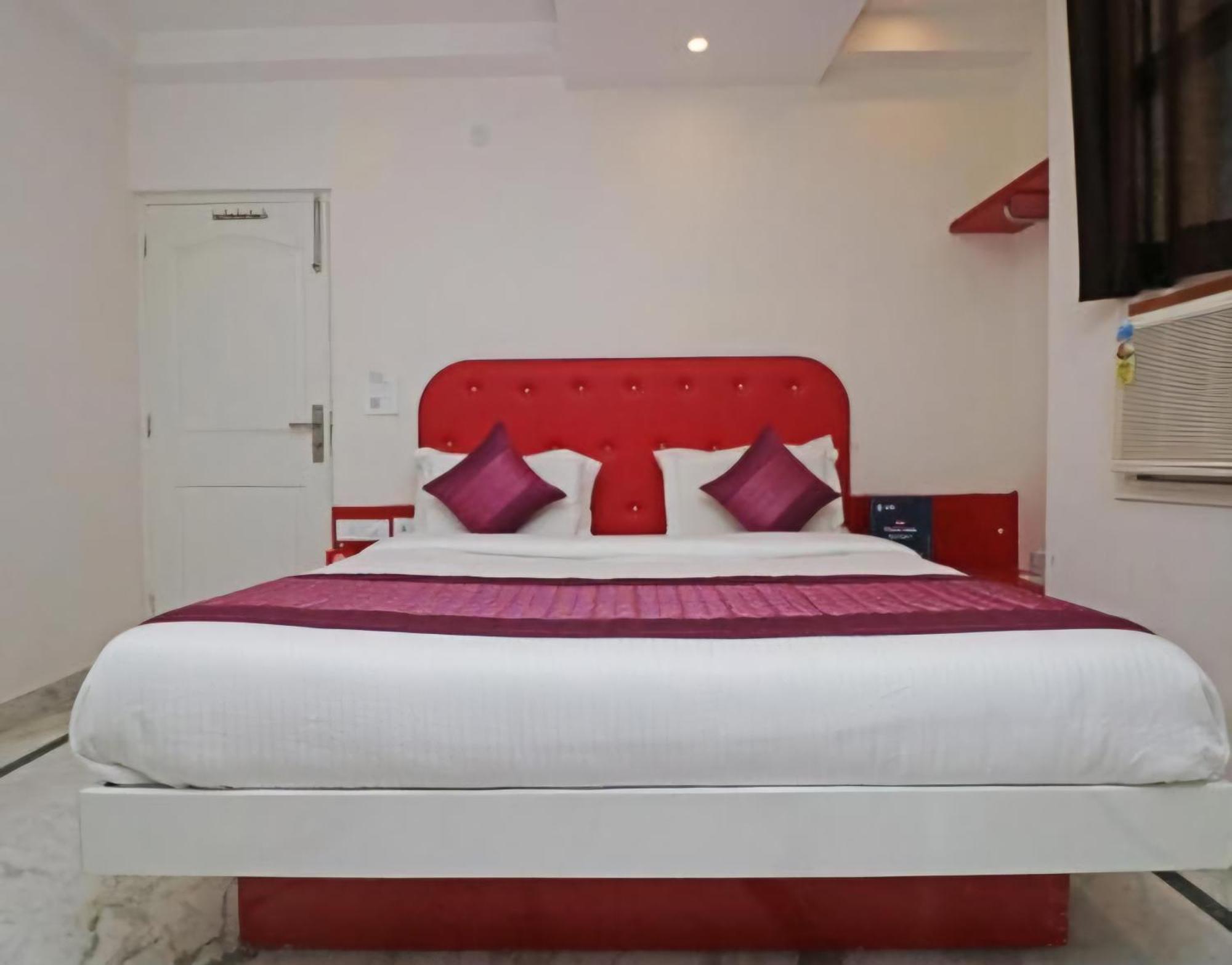 Hotel Leo Continental Ню Делхи Екстериор снимка