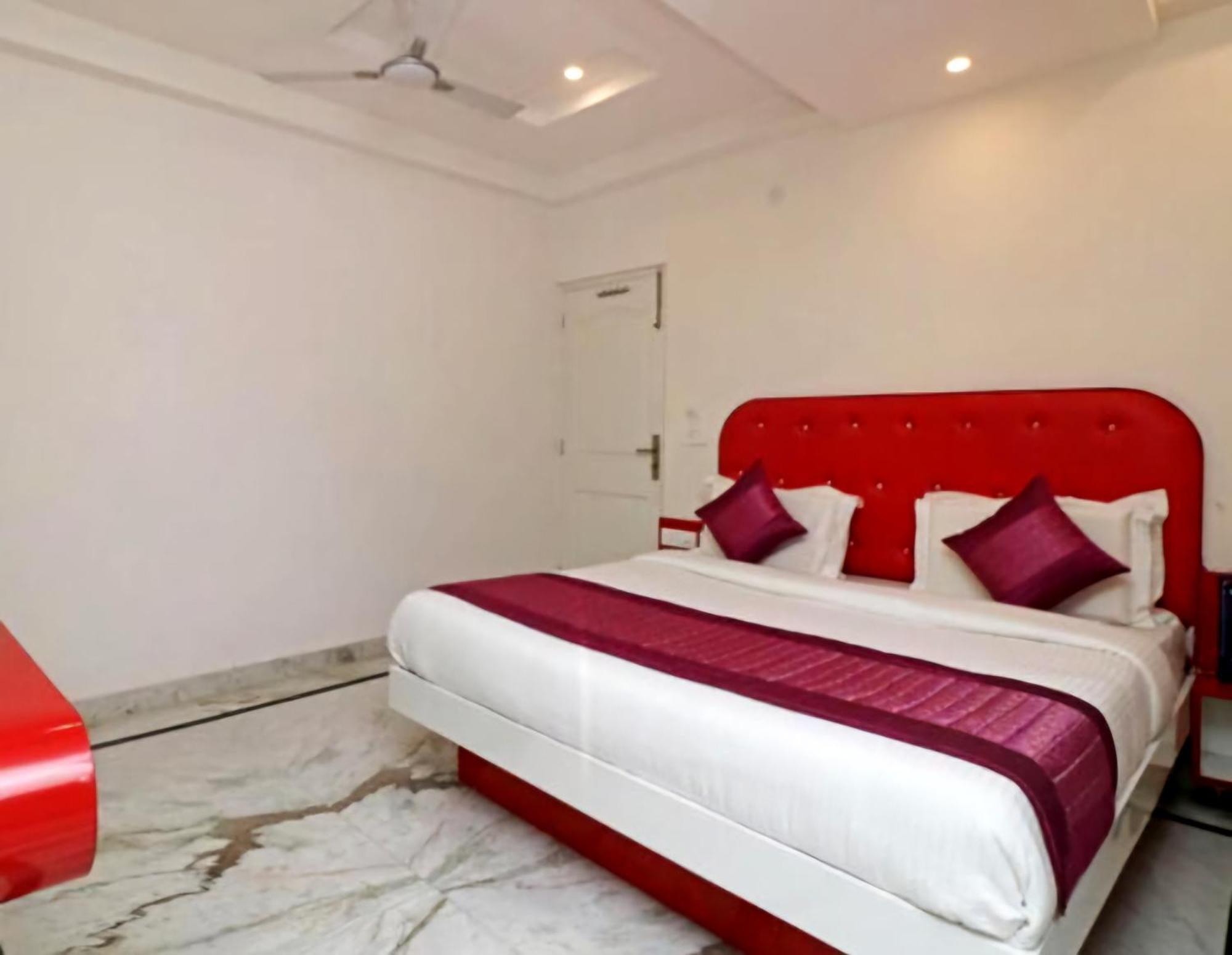 Hotel Leo Continental Ню Делхи Екстериор снимка