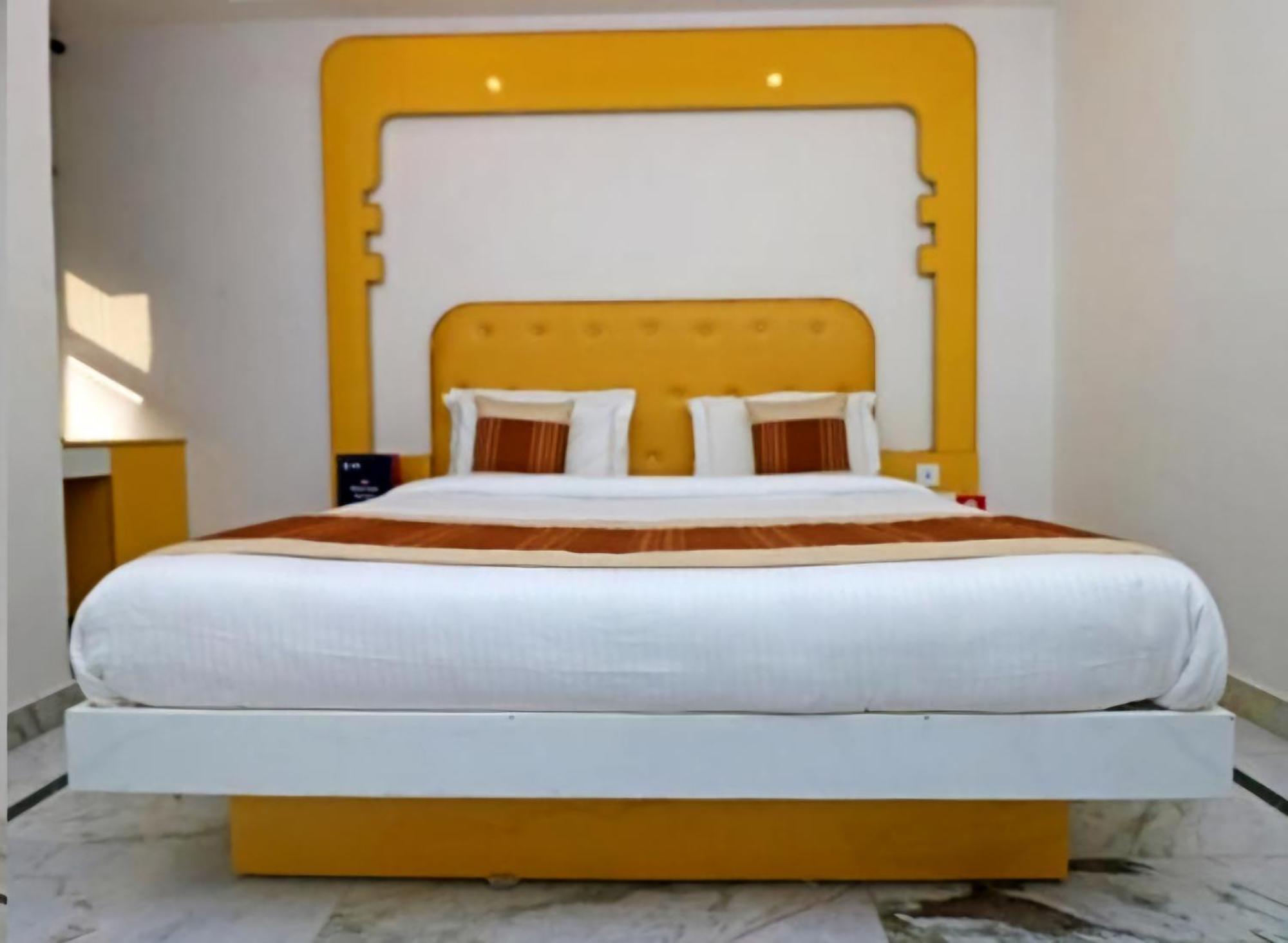 Hotel Leo Continental Ню Делхи Екстериор снимка