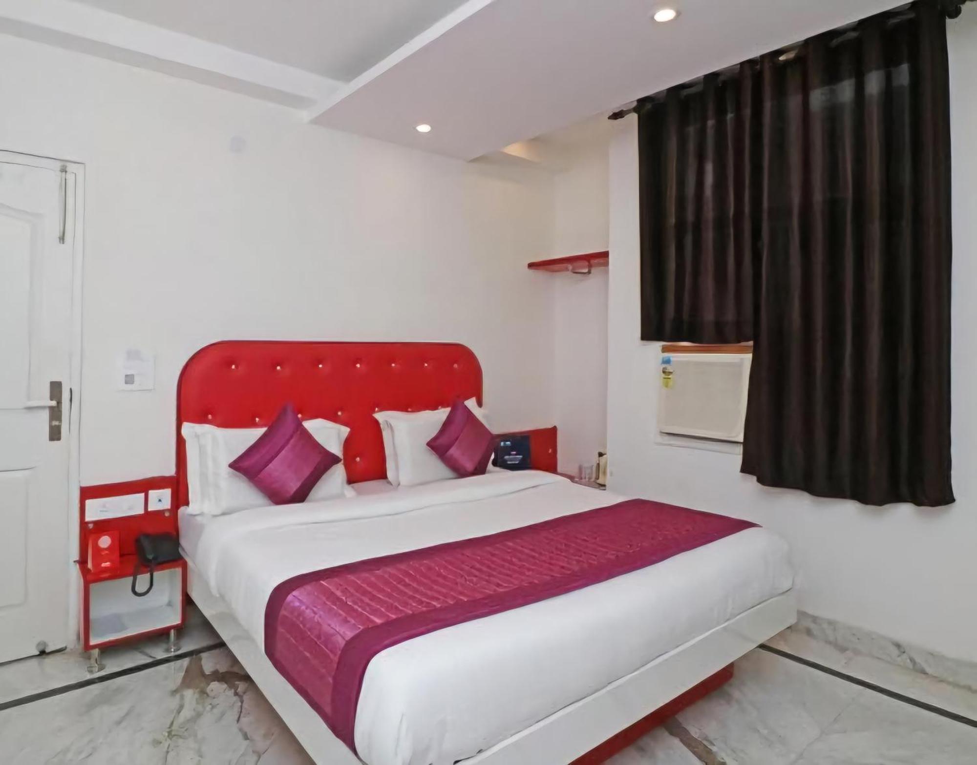 Hotel Leo Continental Ню Делхи Екстериор снимка