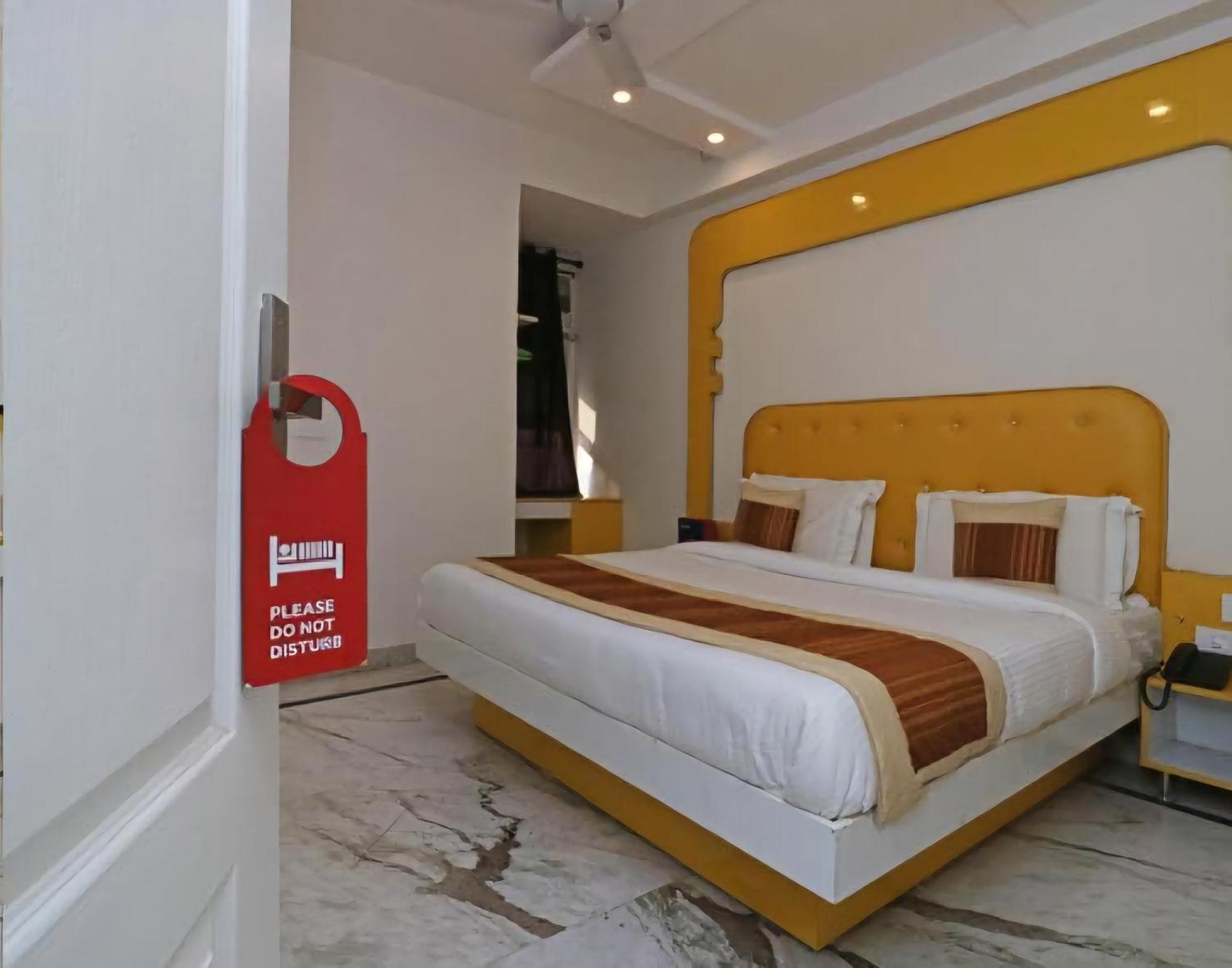 Hotel Leo Continental Ню Делхи Екстериор снимка