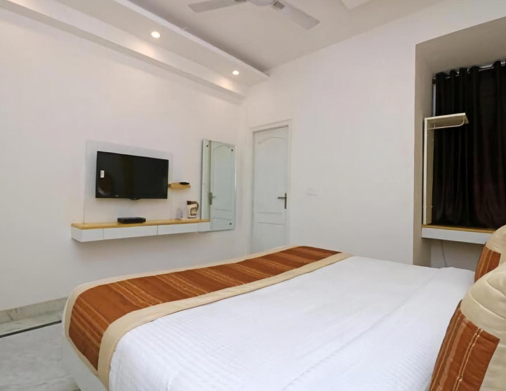 Hotel Leo Continental Ню Делхи Екстериор снимка